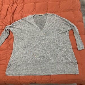 💜 2/$40! Heather Gray V-Neck Sweater